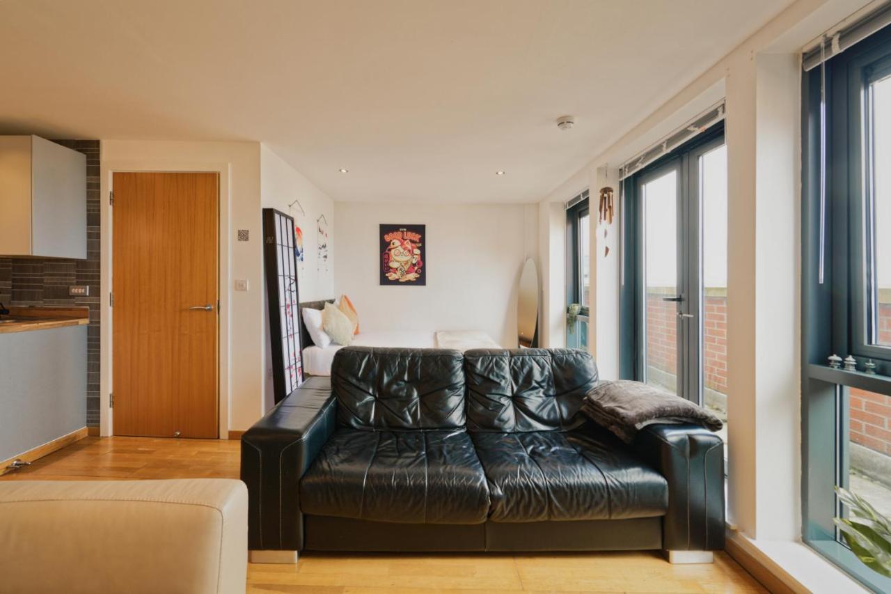 Sidemersey Livings- Convenient 1-Bedroom Flat With A View, Central Liverpool Exterior photo